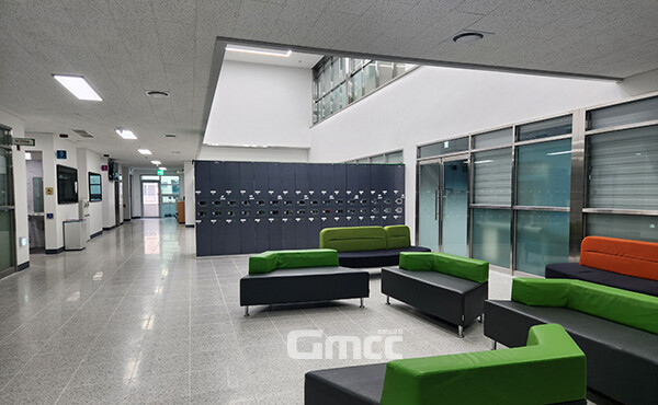 이와 함께 학생들이 쉬는 시간에 다양한 토론과 대화를 나눌 수 있도록 변화를 줬다. (가온누리관 2층 열린 공간. 사진=충남교육청 제공/굿모닝충청=이종현 기자)