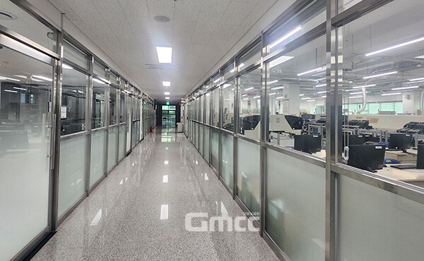 복도는 실습실 내부를 볼 수 있도록 투명유리를 설치했다. (가온누리관 1층 복도. 사진=충남교육청 제공/굿모닝충청=이종현 기자)