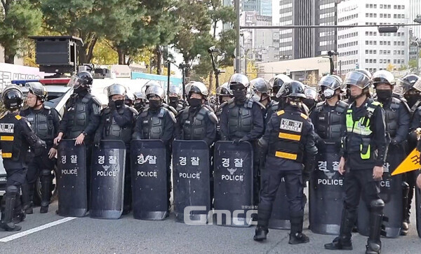9일 오후 서울 숭례문 앞에서 열린 민주노총 장외집회 인근에서 경찰이 진압복을 착용하고 대기하고 있다. (사진=굿모닝충청 설인호 기자)