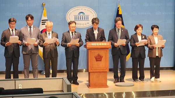 11일 저녁 서울 도심에서 열린 민주노총 집회 당시 벌어진 경찰의 과잉 진압 행태를 규탄하는 기자회견을 연 야3당 소속 행안위원들의 모습.(사진=굿모닝충청 조하준 기자)