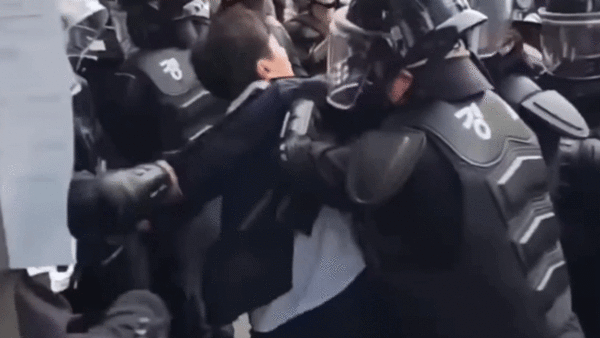 9일 서울 숭례문 앞에서 열린 민주노총 집회에서 사회민주당 한창민 대표가 경찰에게 제압당하는 모습(영상=사회민주당)