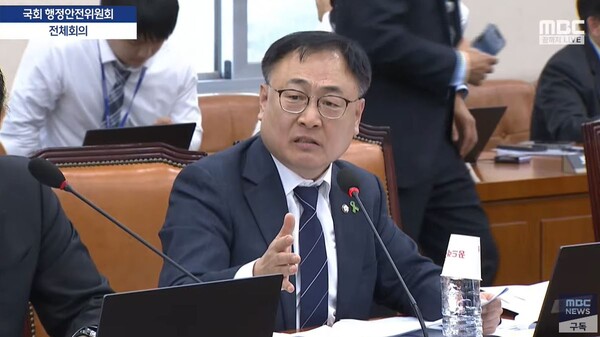 더불어민주당 이광희 의원이 11일 열린 국회 행정안전위원회에서 경찰의 과잉 진압을 비판하며 조지호 경찰청장의 사과를 요구하고 있다. (사진=MBC 캡처)