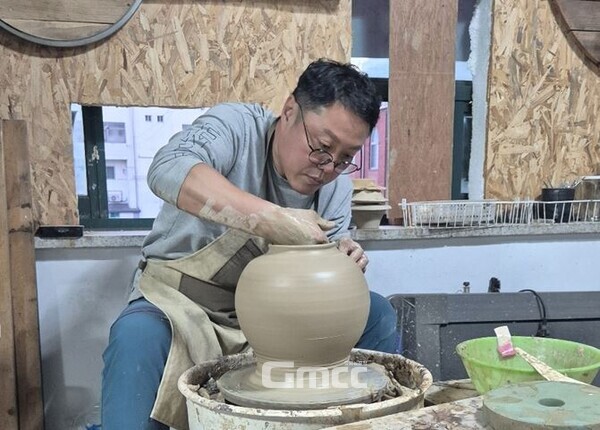 도예가 이상원 대표의 박업 모습. 사진=이상원/굿모닝충청 김종혁 기자