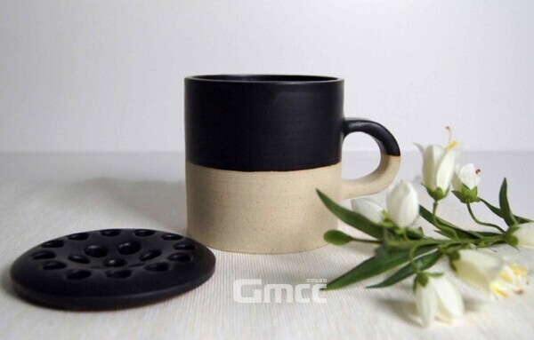 이상원 대표가 2023년 크라우드펀딩 플랫폼을 통해 제작·출시한 ‘연탄컵’. 사진=이상원/굿모닝충청 김종혁 기자