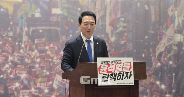 더불어민주당 박수현 의원(충남 공주·청양·부여)이 야5당 의원이  13일 오전 국회 의원회관 대회의실에서 열린 '윤석열 탄핵 국회의원 연대' 발족식에서 대표 연설을 하고 있다.(사진=굿모닝충청 설인호 기자)