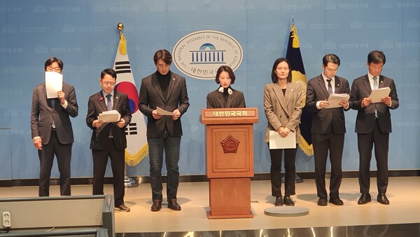 17일 오후 기자회견을 열고 이재명 대표의 1심 판결에 대해 비판하고 나선 더불어민주당 검찰독재대책위원회의 모습.(사진=굿모닝충청 조하준 기자)