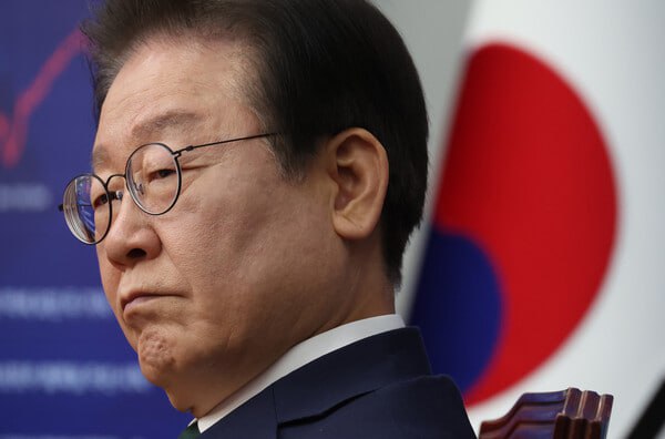 이재명 더불어민주당 대표가 18일 국회에서 열린 최고위원회의에서 굳은 표정을 짓고 있다. 2024.11.18 연합뉴스