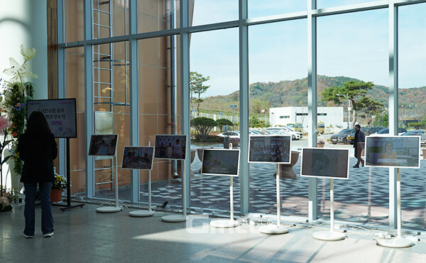 행사장 한켠에는 포토존과 함께 충남온수업 홍보 짧은 영상 우수작을 전시회도 열리고 있다. (사진=굿모닝충청 이종현 기자)