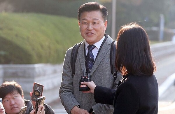 대선 당일에도 명태균 씨의 여론조사를 공유했다고 폭로한 신용한 당시 윤석열 캠프 정책총괄지원실장이 검찰에 참고인 신분으로 출석해 5시간 동안 조사를 받았다. (사진:연합뉴스 제공)