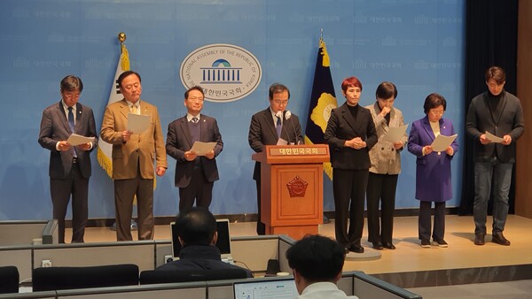 22일 오후 2시 40분 이재명 대표의 공직선거법 위반 1심 재판 결과에 대해 성토하는 기자회견을 연 더불어민주당 검찰독재대책위원회 소속 의원들의 모습.(사진=굿모닝충청 조하준 기자)