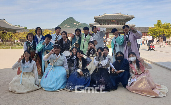 충남교육청이 중·고등학생의 평화와 인권, 통일, 역사의식 함양에 적극 나서고 있다. (경북궁에서 기념사진을 촬영한 광석중학교 학생들. 사진=충남교육청 제공/굿모닝충청=이종현 기자)