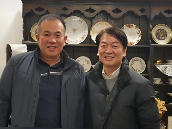 명태균과 국민의힘 안철수 의원이 함께 찍은 사진.(사진 출처=명태균 페이스북)