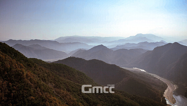 박범인 군수는 방우리 양수발전소 유치와 관련 “4만여 명이 참여한 서명운동과 1000여 명이 함께한 결의대회 등 군과 군민의 단합된 염원으로 이뤄낸 결실”이라며 의미를 부여했다. (방우리 전경 자료사진: 금산군 홈페이지)