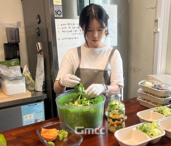 한수린 대표의 다이어트 샐러드 제조 모습. 사진=한수린/굿모닝충청 김종혁 기자