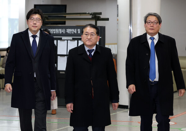 25일 오후 서울 서초구 서울고등법원에서 열린 '김학의 불법 출국금지' 2심 선고 공판에 출석한 조국혁신당 이규원 대변인(왼쪽), 차규근 의원(가운데), 이광철 전 청와대 민정비서관이 법원을 나서고 있다.(사진 출처=연합뉴스)