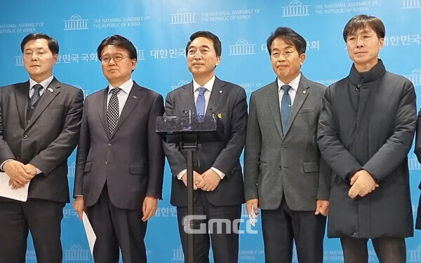 '윤석열 탄핵 국회의원연대'는 26일 오후 국회 소통관에서 '김건희 특검, 윤석열 대통령 거부권 규탄' 기자회견을 열었다. 회견을 마친 후 기자들의 질문을 받고 있는 의원들. (사진=굿모닝충청 설인호 기자)