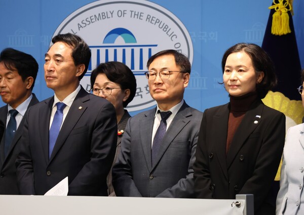26일 국회 소통관에서 열린 윤석열 탄핵 국회의원 연대 주최 '윤석열 대통령 김건희 특검 거부' 기자회견에 참석한 이광희 의원 (사진=의원실)