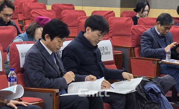 27일 국회 의원회관에서 '친일재산 조사위원회 부활법 공청회'가 열렸다. 더불어민주당 이강일 의원과 사회민주당 한창민 의원이 강연을 듣고 있다. (사진=굿모닝충청 설인호 기자)