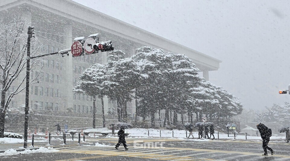 '정지'-국회의사당 앞 교차로(사진=굿모닝충청 설인호 기자)