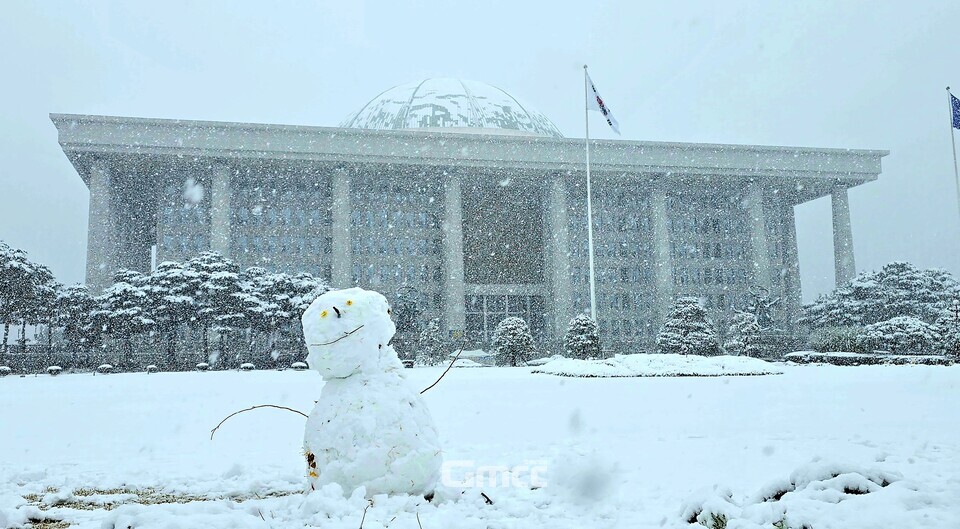 국회의사당 앞 눈사람 (사진=굿모닝충청 설인호 기자)