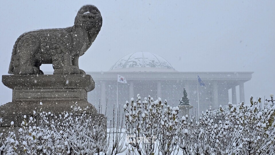 해태상과 국회의사당 (사진=굿모닝충청 설인호 기자)