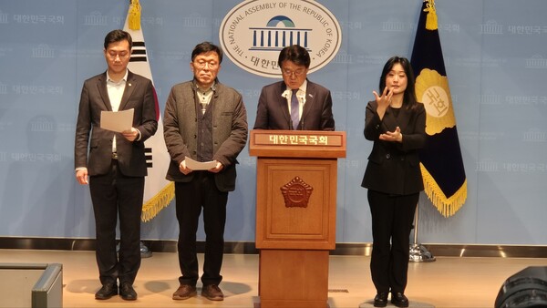 더불어민주당 장경태, 진보당 윤종오, 조국혁신당 황운하(좌측부터) 국회의원이 29일 국회서 기자회견을 하고 있다.(사진=굿모닝충청 이동우 기자)