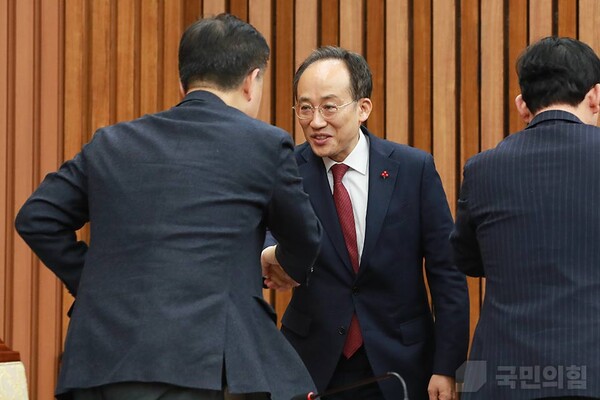 3일 국회에서 열린 국민의힘 원내대책회의에 참석해 악수를 나누고 있는 추경호 원내대표의 모습.(사진=국민의힘 홈페이지)