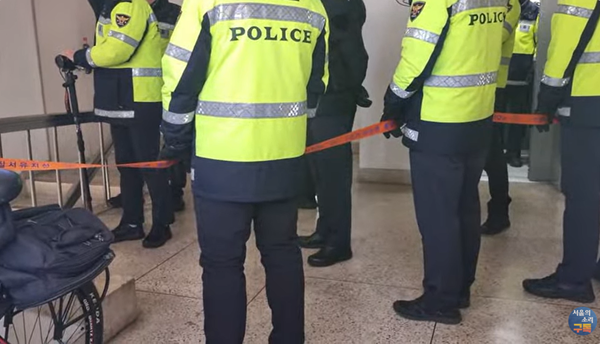 3일 오전 경찰의 압수수색을 당하고 있는 서울의소리 사무실 모습.(출처 : 서울의소리 영상 갈무리/굿모닝충청 조하준 기자)