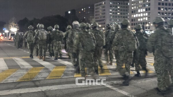 4일 새벽 2시경 군인들이 국회앞을 지나고 있다(사진=설인호 기자)