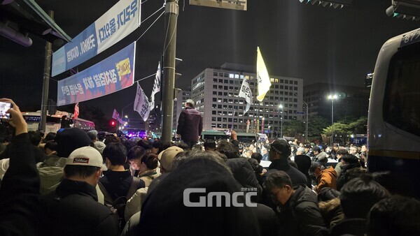 3일 밤 윤석열 대통령의 비상계엄 선포 이후 국회 앞에 운집한 시민들 (사진=굿모닝충청 설인호 기자)