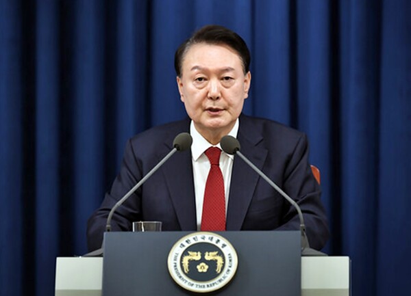 윤석열 대통령이 3일 밤 서울 용산 대통령실 청사에서 긴급 대국민 특별 담화를 하고 있다. (사진=연합뉴스 제공)