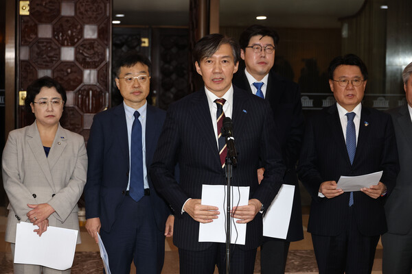 조국혁신당 조국 대표 등 의원들이 4일 서울 여의도 국회에서 열린 의원총회 연석회의에서 취재진에 대통령 탄핵 소추안을 발표하고 있다. (사진=연합뉴스)