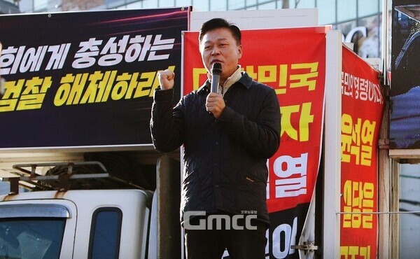 신용한 전 서원대 석좌교수가 윤 대통령의 계엄령 선포 이유에 대해 “윤 부부가 감당할 수 없는 어떤 내용이 나왔을 것”이라고 내다봤다. 사진=신용한/굿모닝충청 김종혁 기자