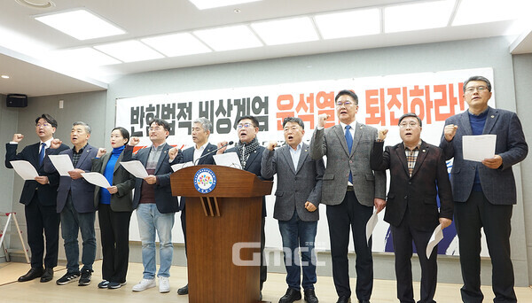 충남도의회(의장 홍성현) 더불어민주당 소속 의원들이 윤석열 대통령의 하야를 촉구하고 나섰다. (왼쪽부터 구형서 의원, 전익현 의원, 이지윤 의원, 안장헌 의원, 조철기 의원, 오인철 부의장, 오인환 의원, 이정우 의원, 김기서 의원/ 굿모닝충청=김갑수 기자)