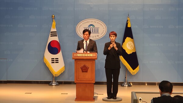 4일 오전 11시 10분 국회 소통관에서 전 날 계엄령 선포 당시 국회 본회의에 집단 불참한 국민의힘 의원들을 성토하고 나선 더불어민주당 조승래 수석대변인.(사진=굿모닝충청 조하준 기자)