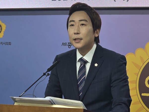  임채성 세종시의회 의장이 4일, 전날 발생한 윤석열 대통령 비상계엄 선포 사태와 관련해 성명서를 발표했다. (굿모닝충청=박수빈 기자)