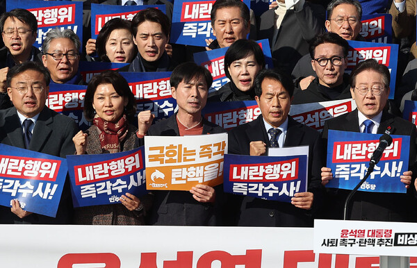 사회민주당 한창민 대표가  4일 국회 본청 계단앞에서 열린 '윤석열 대통령 사퇴촉구 탄핵추진 비상시국대회'에서 야당 의원들과 함께 구호를 외치고 있다. (사진=연합뉴스)