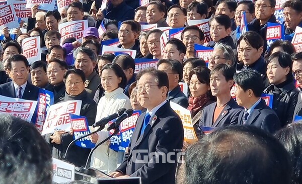 더불어민주당 이재명 대표가 4일 정오 경 국회 본청 앞 계단에서 열린 '윤석열 대통령 사퇴촉구 탄핵추진 비상시국대회'에서 발언하고 있다. (사진=굿모닝충청 설인호 기자)
