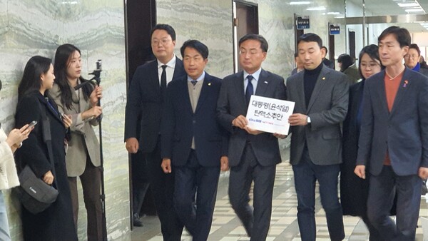 4일 오후 2시 40분 국회 의안과에 윤석열 대통령 탄핵소추안을 발의하고 있는 야6당 의원들의 모습.(사진=굿모닝충청 조하준 기자)