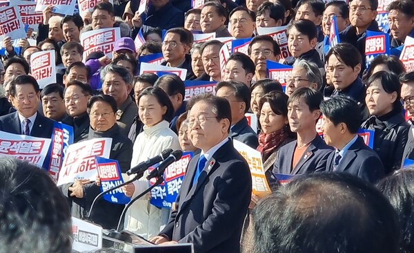 더불어민주당 등 야6당이 4일 정오 국회 본청 계단에서 윤석열 대통령 사퇴 및 탄핵추진을 촉구하는 비상시국대회를 열었다.(사진=굿모닝충청 설인호 기자)