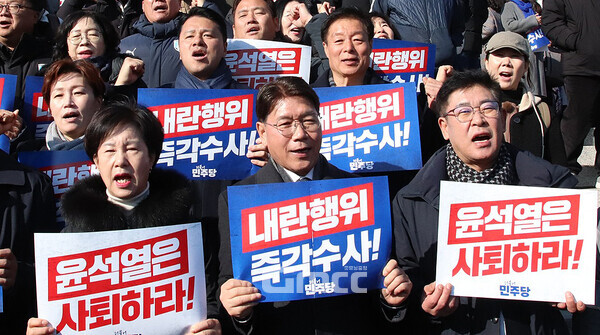 더불어민주당 이재관 국회의원(충남천안을)은 4일 “야 6당은 오늘 탄핵소추안을 발의했고, 이르면 6일 표결에 들어갈 것으로 예상된다”고 밝혔다. (페이스북: 왼쪽부터 엄소영 천안시의원, 이재관 국회의원, 오인철 충남도의회 부의장/ 굿모닝충청=김갑수 기자)