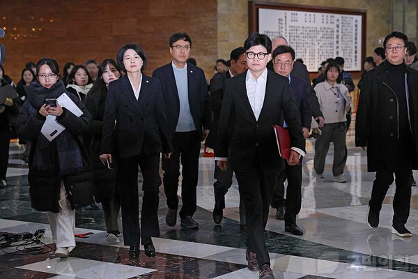 4일 밤 10시 국회에서 열린 국민의힘 비상의원총회에 참석하고 있는 한동훈 대표와 의원들의 모습.(사진 출처=국민의힘 홈페이지)