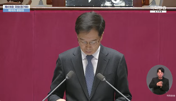 5일 0시 48분에 열린 국회 본회의에서 윤석열 대통령 및 김용현 국방부장관 탄핵소추안을 보고하고 있는