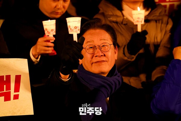 더불어민주당 이재명 대표가 4일 국회 본청 계단앞에서 열린 '윤석열 사퇴 및 탄핵추진 촉구 촛불문화제'에 참석하고 있다.(사진=민주당)