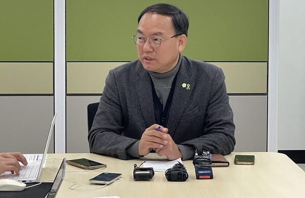 더물어민주당 충북도당 박완희 수석대변인이 5일 충북도청 기자실을 방문해 윤 대통령 탄핵소추안 통과를 위한 비상행동에 돌입했다고 밝혔다. 사진=민주당충북/굿모닝충청 김종혁 기자 