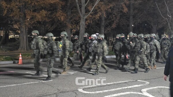 ​ 4일 새벽 2시경 군인들이 국회 앞을 지나고 있다. (사진=굿모닝충청 설인호 기자)