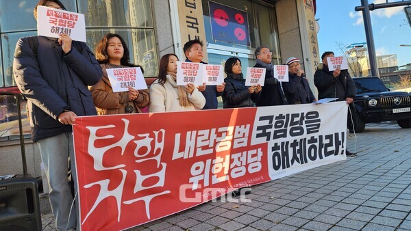 대전지역 시민단체가 국민의힘이 비상 계엄령 선포 등으로 국정혼란을 야기한 윤석열 대통령 탄핵에 적극적으로 동참할 것을 촉구하고 나섰다. (굿모닝충청 신성재 기자)
