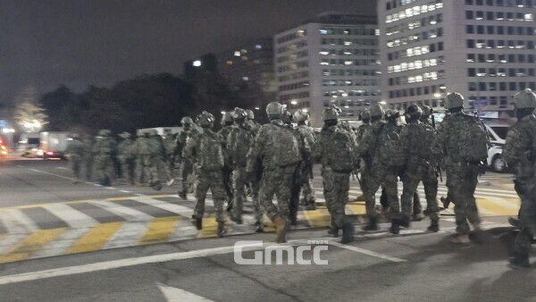 4일 새벽 국회 앞을 지나고 있는 계엄군(사진=굿모닝충청 설인호 기자)