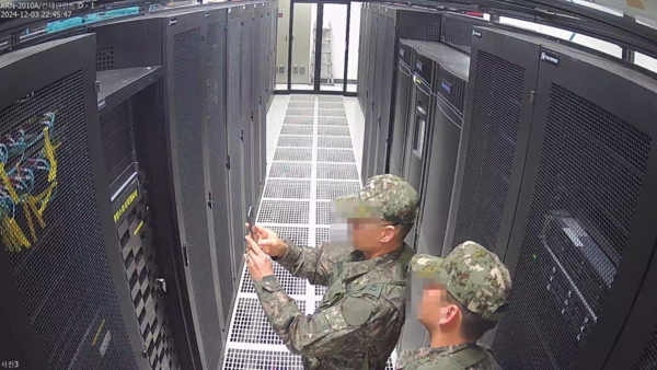 지난 3일 22시 45분 49초, 선관위 행정 시스템 서버와 선관위 보안시스템 서버를 촬영하고 있는 계엄군의 모습.(사진 제공=더불어민주당 공보국)