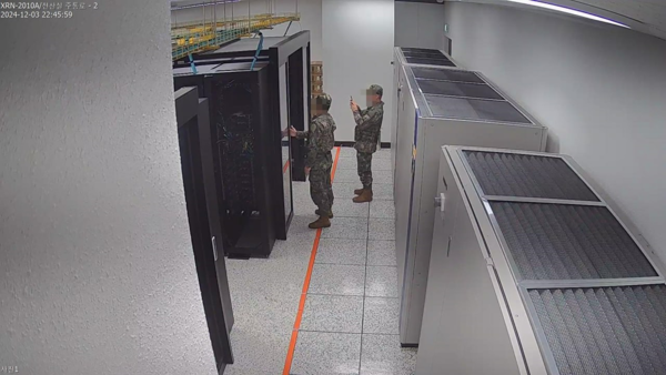 지난 3일 23시 45분 47초, 외부망과 연결된 통신장비 서버 촬영을 하고 있는 계엄군의 모습.(사진 제공=더불어민주당 공보국)